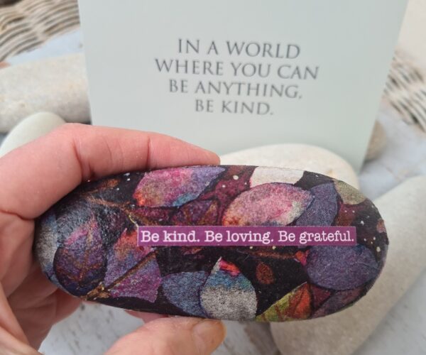 Stein "Be kind. Be loving. Be grateful." – Bild 2