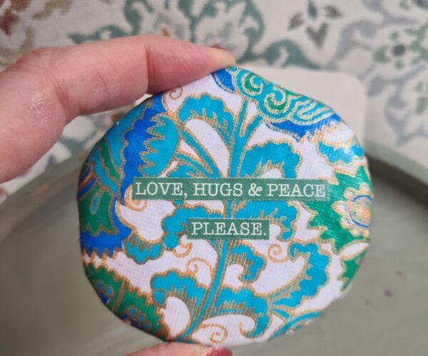 Stein "Love, Hugs & Peace. Please." – Bild 2