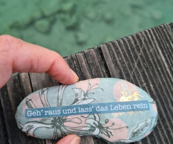 Stein "Geh raus und lass das Leben rein" mit Goldbiene – Bild 2