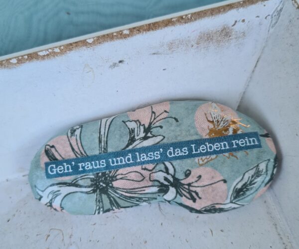 Stein "Geh raus und lass das Leben rein" mit Goldbiene – Bild 3